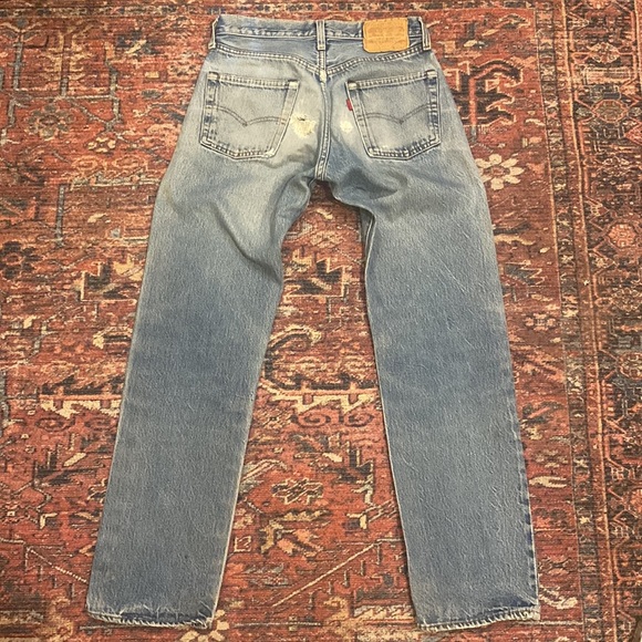 Vintage Levis 501s in Medium Wash - Picture 4 of 11